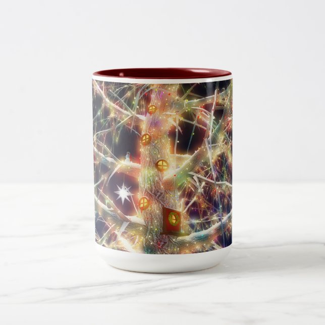 Weihnachts-Treehouse-Tasse Zweifarbige Tasse (Mittel)