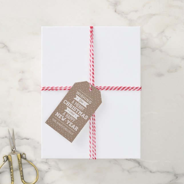 Weihnachts- und Neujahr-Typografie von Kraftpapier Geschenkanhänger (Mit Garn)