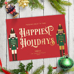 Weihnachts-Weihnachten Rot-Non-Foto-Gold Folien Feiertagskarte<br><div class="desc">Diese festliche Non-Foto-Karte bietet festlich roten Hintergrund mit zwei Nussknackern auf jeder Seite stehende Wache, und der Gruß "Glücklichste Feiertage" in Goldfolie. Die Nussknacker sind in dunkelgrün und dunkelbraun gekleidet und mit Goldfolie versehen. Ihr Name ist auch in Goldfolie. Auf der Rückseite befindet sich ein rot-weißer Schneeflockenmuster-Hintergrund, dem Sie ein...</div>