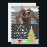 Weihnachts-Weihnachtsbaum Chalkboard Holiday Foto  Ankündigung<br><div class="desc">Die Urlaubskarte ist perfekt für jeden,  der sich zu Weihnachten am Strand aufhält. Egal ob Sie in einem warmen Staat wohnen oder während Ihres Aufenthalts im Urlaub,  senden Sie Ihre herzlichen Grußkarten an alle,  die Sie kennen!</div>