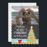 Weihnachts-Weihnachtsbaum Chalkboard Holiday Foto  Ankündigung<br><div class="desc">Die Urlaubskarte ist perfekt für jeden,  der sich zu Weihnachten am Strand aufhält. Egal ob Sie in einem warmen Staat wohnen oder während Ihres Aufenthalts im Urlaub,  senden Sie Ihre herzlichen Grußkarten an alle,  die Sie kennen!</div>