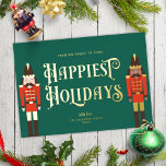 Weihnachts-Weihnachtsgrün, nicht Foto Gold Folien Feiertagskarte<br><div class="desc">Diese festliche Non-Foto-Karte bietet dunkelgrünen Hintergrund mit zwei Nussknackern auf jeder Seite stehende Wache, und der Gruß "Glücklichste Feiertage" in Goldfolie. Die Nussknacker sind in Rot und Dunkelbraun gekleidet und mit Goldfolie versehen. Ihr Name ist auch in Goldfolie. Auf der Rückseite befindet sich ein dunkelgrüner und weißer Schneeflockenmuster-Hintergrund, dem Sie...</div>