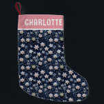 Weihnachts-Winter-Blumenbestickung Personalisiert Kleiner Weihnachtsstrumpf<br><div class="desc">Weihnachten Winter florale Muster Imitate Stickereien Personalisiert Name Weihnachtsweihnachtsweihnachtsweih Strumpf zeigt ein Imitat bestickte Muster einer Winter-Blume in Weiß auf einem blauen Hintergrund mit Ihrem personalisierten Namen. Erstellt von Evco Holidays www.zazzle.com/store/evcoholidays</div>