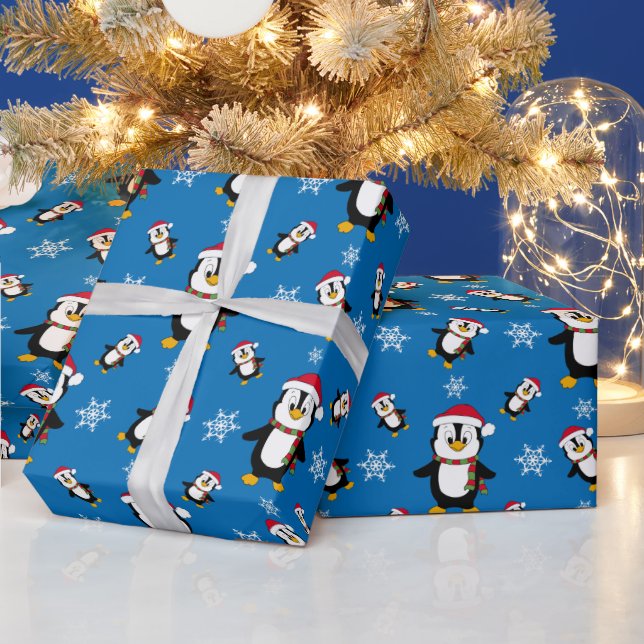 Weihnachts-Winter-Pinguin auf Custom Blue Backgrou Geschenkpapier (Feiertage)