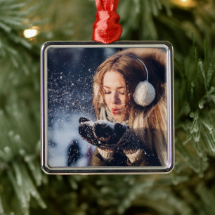 Weihnachts-Wintermädchen bläst in ihrer Hand Schne Ornament Aus Metall