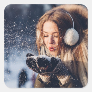 Weihnachts-Wintermädchen bläst in ihrer Hand Schne Quadratischer Aufkleber
