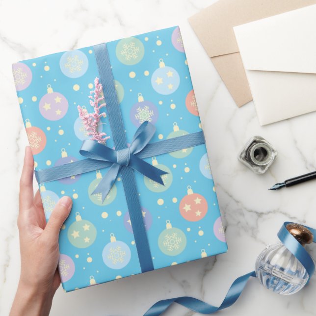 Weihnachts-Wrackpapier mit Weihnachtsbälle Schnee Geschenkpapier (Schenken)