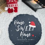 Weihnachts-Zuhause-Süßer Zuhause-Weihnachtsmannmüt Rundes Kissen<br><div class="desc">Lässige Typografie Zuhause süße Zuhause-Skript mit einem kleinen roten Herz und Weihnachtsmannmütze machen einen festlichen Weihnachtsfeiertag hübschen gemütlichen runden Kissen. Persönliche Gestaltung mit Ihrem Familiennamen und festem Jahr! Es kann eine schicke Dekoration für Ihre Zuhause während der Ferien oder ein schönes Weihnachtsgeschenk für Jungvermählte, Hauswärmung, erste Zuhause, neue Zuhause oder...</div>