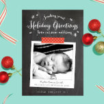 Weihnachtsankündigung von Chalkboard Feiertagskarte<br><div class="desc">Diese Weihnachtskarte ist die ideale Wahl für neue Eltern und präsentiert Ihnen Ihre süße Neuheit in modernem rustikalem Stil mit Chalkboard-Hintergrund und Stil-Foto-Rahmen mit rotem Polka Dot Waschband. Personalisieren Sie die Vorderseite mit den Geburtsdetails des Babys und den Rücken mit einem Foto und einer persönlichen Nachricht an Ihre Familie und...</div>