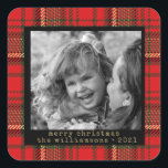 Weihnachtsaufkleber für Karierte Fotos in Rot und  Quadratischer Aufkleber<br><div class="desc">Rot und Gold Karierte Familie Foto Weihnachtsaufkleber . Unsere hochwertige Schmuckvorlage macht es einfach,  Ihre Aufkleber individuell zu gestalten. Wenn Sie es weiter anpassen möchten,  verwenden Sie bitte den Link "Weitere Anpassungen vornehmen". Aufkleber sind Teil einer Sammlung. Entworfen von Beverly Bainbridge Homespun Hütte Designs</div>