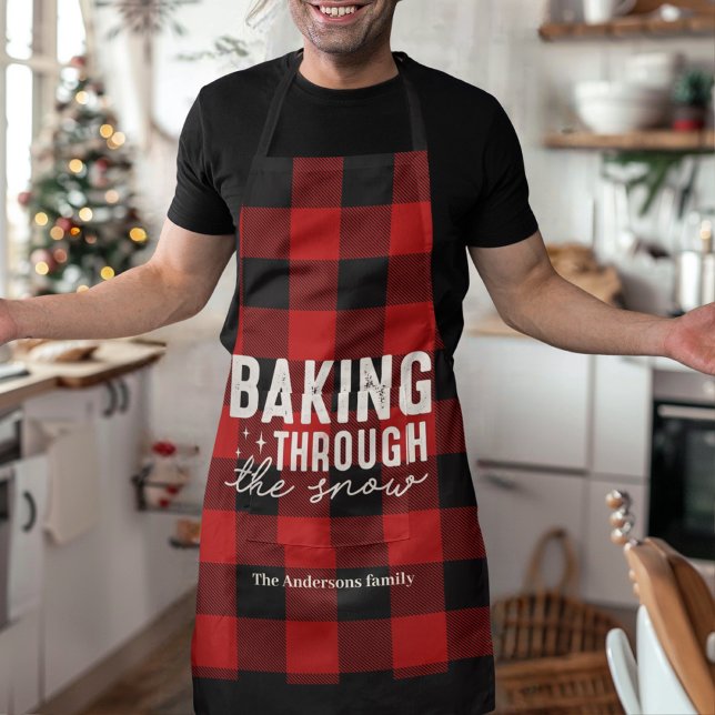 Weihnachtsbacken durch den Schnee Buffalo Plaid Schürze (Von Creator hochgeladen)