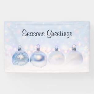 Weihnachtsbälle auf Schnee zum Feiern Banner
