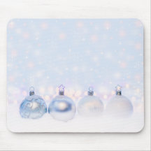 Weihnachtsbälle auf Schnee zum Feiern