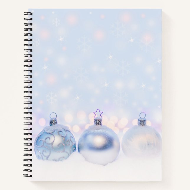 Weihnachtsbälle auf Schnee zum Feiern Notizbuch (Vorderseite)