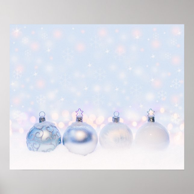 Weihnachtsbälle auf Schnee zum Feiern Poster (Vorne)