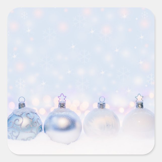 Weihnachtsbälle auf Schnee zum Feiern Quadratischer Aufkleber (Vorderseite)