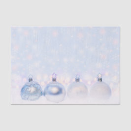 Weihnachtsbälle auf Schnee zum Feiern Seidenpapier