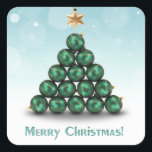Weihnachtsbälle in Baumform Quadratischer Aufkleber<br><div class="desc">Fröhliche Weihnachtsbilderung mit Grün mit goldenen Weihnachtsbällen in Weihnachtsbaumform und einem goldenen Sternenhimmel oben vor einem festlich hellblauen Hintergrund.</div>