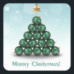 Weihnachtsbälle in Baumform Quadratischer Aufkleber<br><div class="desc">Fröhliche Weihnachtsbilderung mit Grün mit goldenen Weihnachtsbällen in Weihnachtsbaumform und einem goldenen Sternenhimmel oben vor einem festlich hellblauen Hintergrund.</div>