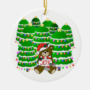 Weihnachtsbär mit JOY‑Schild und Weihnachtsbäumen Keramikornament