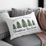 Weihnachtsbaum-Familienferien Lendenkissen<br><div class="desc">Kissen mit rechteckigem Lumbalakkissen in Grün,  Holzkohle grau und Weiß. Das moderne rustikale Typografie-Design mit 3 frisch geschnittenen,  grünen Weihnachtsbäumen. Personalisieren Sie Ihre Daten mit Ihrem Familiennamen,  Ihrem Standort und anderen benutzerdefinierten Text. Das zweiseitige Design verleiht Ihrem Bauernhaus eine einzigartige personalisierte Note.</div>