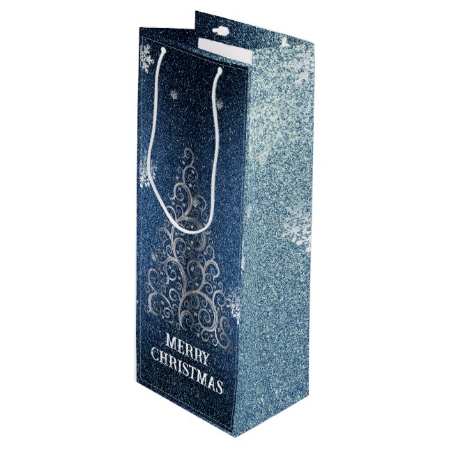 Weihnachtsbaum Glitzer und Schneeflocken | Blau Geschenktüte Für Weinflaschen (Vorderseite Schrägansicht)