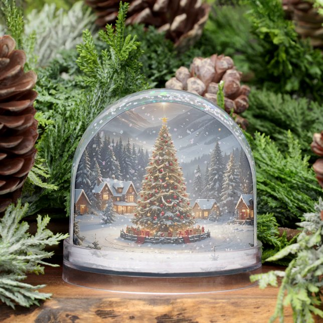 Weihnachtsbaum in einem Bergdorf Schneekugeln (Winter)