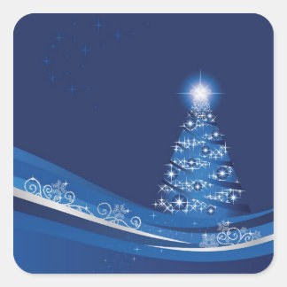 Weihnachtsbaum in einem blauen Wintergartenaufkleb Quadratischer Aufkleber