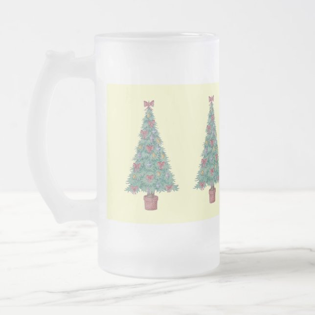 Weihnachtsbaum mit Dekorationsrot beugt Mattglas Bierglas (Links)