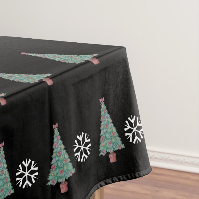 Weihnachtsbaum mit Dekorationsrot beugt Tischdecke (Beispiel)