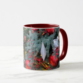 Weihnachtsbaum mit goldenem, rotem Spielzeug. Tasse