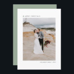 Weihnachtsbaum Modernes fröhliches Weihnachtsfest  Feiertagskarte<br><div class="desc">Einfache und moderne Weihnachtskarte für Ihre Familie und Freunde. Es ist mit einem einfachen Weihnachtsbaum, Sans Serif Typografie und einem schlauen grünen Hintergrund ausgestattet. Die Texte sind vollständig editierbar. Personalisieren Sie diese Weihnachtskarte, indem Sie Ihre Begrüßung, Nachricht, Namen, Jahr und Foto. Bitte Karo der Kollektion für andere Farben und passende...</div>