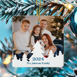 Weihnachtsbaum Overlay Family Foto Custom 2024 Keramikornament<br><div class="desc">Dieses schicke,  moderne Foto mit doppelseitigem Weihnachtsschmuck zeigt Ihr alljährliches Urlaubsfoto,  gerahmt durch eine untere Grenze der weißen Weihnachtsbäume Silhouette. Personalisieren Sie mit blauem Drehbuch des Jahres auf der Vorderseite und Ihren Namen für ein schönes minimalistisches Foto Weihnachtsgeschenk mit einem 2. Foto auf der Rückseite.</div>