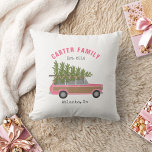 Weihnachtsbaum Pink Familienwagen Auto Kissen<br><div class="desc">Illustration eines holzverkleideten rosa Suwkars mit frisch geschnittenem Weihnachtsbaum,  der an seinem Gipfel befestigt ist. Personalisieren Sie den Text.</div>