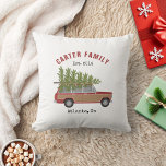 Weihnachtsbaum Red Family Wagon Auto Kissen<br><div class="desc">Illustration eines holzverkleideten roten Suv-Autos mit frisch geschnittenem Weihnachtsbaum an seinem Gipfel. Personalisieren Sie den Text.</div>