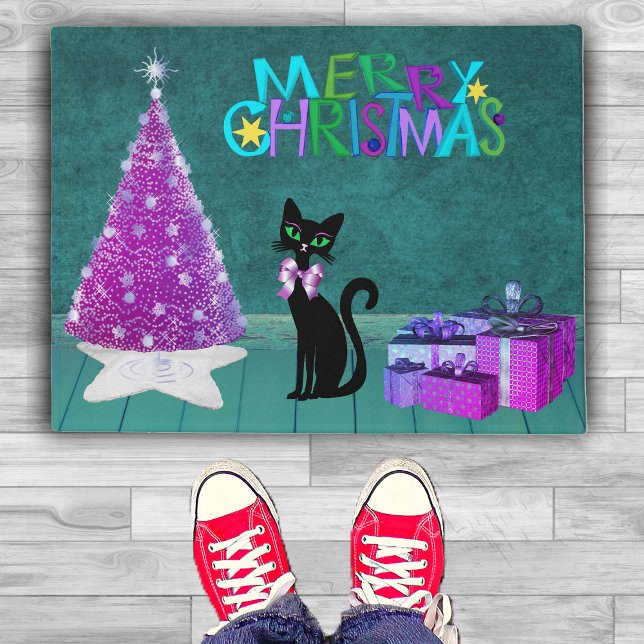 Weihnachtsbaum Rosa Schwarz Katze Umhüllte Geschen Fußmatte (Pink Tree with black cat pile of wrapped gifts in Teal coloured room on Merry Christmas door mat.)