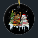 Weihnachtsbaum Snowman Reindeer Buch Bibliothekar Keramik Ornament<br><div class="desc">Weihnachtsbaum Snowman Rentier Buchstapel Bibliothekar</div>