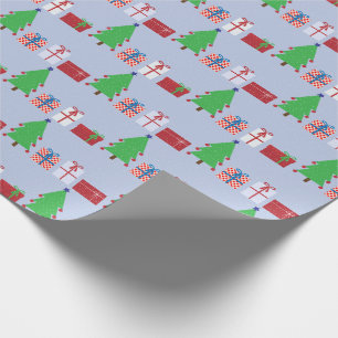 Weihnachtsbaum und Geschenke auf hellblauem Boden Geschenkpapier