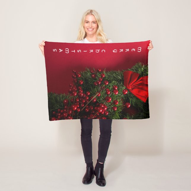 Weihnachtsbaum und rote Berries im roten Hintergru Fleecedecke (Beispiel)