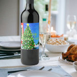 Weihnachtsbaum Winter Wunderland Weinetikett<br><div class="desc">Personalisiertes Weihnachtsgetränk-Label-Design mit Winterwunderland mit Schneefall und Weihnachtsbaum. Der Text ist vollständig anpassbar. Um es zu ändern,  verwenden Sie die Option Personalize. Weitere Änderungen,  z. B. Änderungen am Schriftart,  am Schriftart oder am Textlayout,  können Sie mit der Option Design bearbeiten durchführen.</div>