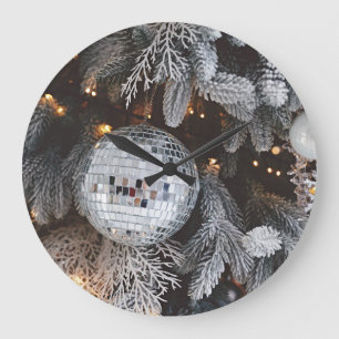 Weihnachtsbaumdekorationen, festliches Licht im Hi Große Wanduhr