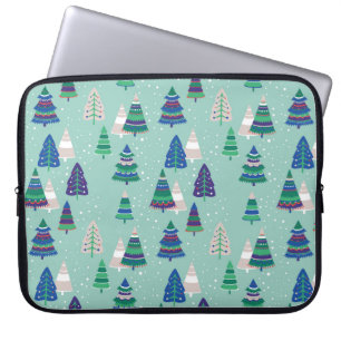 Weihnachtsbäume auf blauem Hintergrund Laptopschutzhülle
