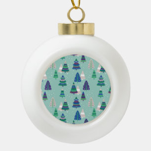 Weihnachtsbäume, blauer Hintergrund Keramik Kugel-Ornament