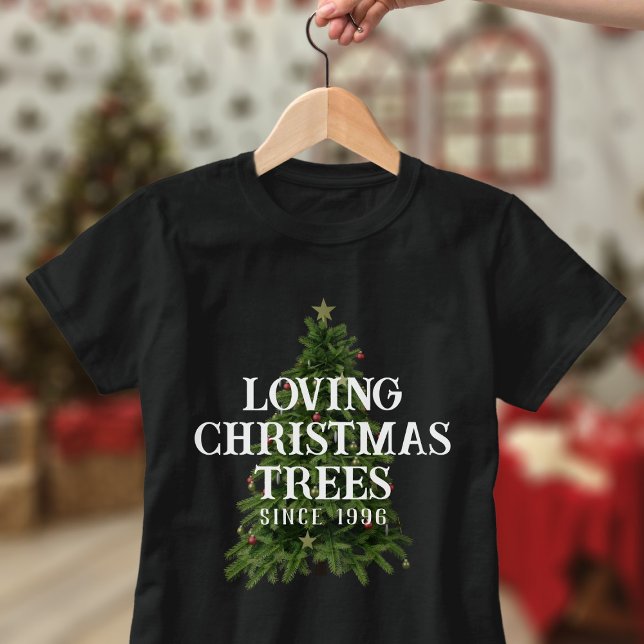 Weihnachtsbäume lieben seit dem T - Shirt des eige (I love christmas trees &I bet you do too. Just add the year since you been loving them and wear this)