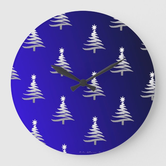 Weihnachtsbäume Silber auf Cobalt Blue Große Wanduhr (Vorderseite)