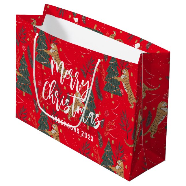 Weihnachtsbäume und Tiger Muster Roter Hintergrund Große Geschenktüte (Vorderseite Schrägansicht)
