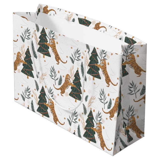 Weihnachtsbäume und Tigermuster Große Geschenktüte (Rückseite Schrägansicht)