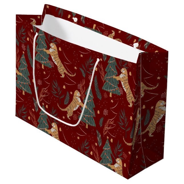 Weihnachtsbäume und Tigermuster Große Geschenktüte (Vorderseite Schrägansicht)