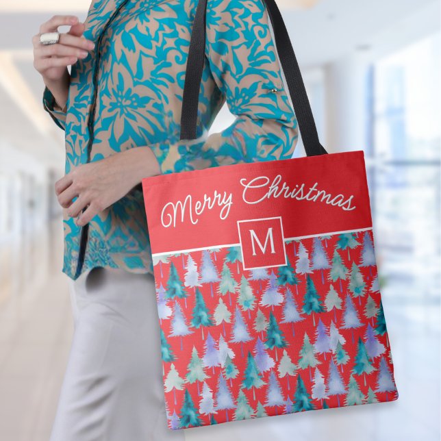 Weihnachtsbäume Wasserfarbe Mit Monogramm Tasche (A stylish red tote bag with Merry Christmas words, monogram initial and festive pine trees pattern)