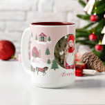 Weihnachtsbaumfarm Foto Zweifarbige Tasse<br><div class="desc">Feiern Sie die magische und festliche Urlaubssaison mit unserer maßgeschneiderten Foto-Tasse. Unser Vintages Urlaubsszenario umfasst eine Weihnachtsbaumlandschaft, dieses Weihnachtsbild umfasst eine Weihnachtslandschaft mit einem Bauernhaus, einer roten Scheune, Kindern, die Schneebälle spielen und werfen, Weihnachtsbäumen und einem Vintagen roten LKW. Alle Kunstwerke in dieser Tasse sind handgezeichnet Original-Kunstwerke der Moodthology Papery....</div>